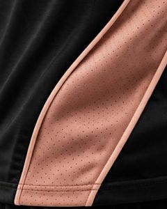 Conjunto deportivo de camiseta y pantalones cortos para hombre en negro, nude y rosa, transpirable, de secado rápido, para gimnasio, atletismo, correr, entrenamiento y actividades deportivas. - Product Image 6