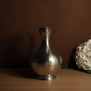 Pichet artisanal en acier inoxydable argenté, design classique, grande capacité, idéal pour la maison, les dîners et les fêtes, fabriqué en Inde - Product Image 6