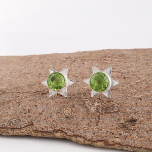 Pendientes de piedras preciosas de peridoto verde, elegantes, modernos y a la moda, hechos a mano en India, para mujeres y niñas, ideales para usar en bodas y fiestas. - Product Image 1