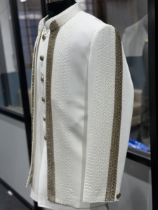 Veste Bandhgala ornée de cristaux pour homme avec panneaux avant perlés scintillants, costume de prince royal pour le marié lors de la cérémonie de mariage - Product Image 3