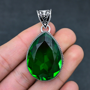 Venta al por mayor de colgantes de plata de ley con peridoto verde facetado ovalado, creados en laboratorio, para mujer. - Product Image 1
