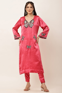 Conjunto de Kurti y pantalón de satén rosa bordado para mujer, traje étnico indio hermoso con trabajo de mariposas, cuentas, lentejuelas y detalles de ancla. - Product Image 4