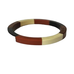 กำไลไม้โบราณคุณภาพพรีเมียม รูปทรงออกแบบอย่างประณีต ผิวขัดเงา บรรจุภัณฑ์สั่งทำได้ เหมาะสำหรับผู้หญิงทุกโอกาส - Product Image 4