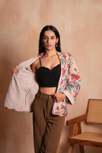 Women's Patchwork Sleeveless Quilted Reversible Winter <b>Jacket</b> with V-neck Collar and Cotton Fabric - Product Image 2