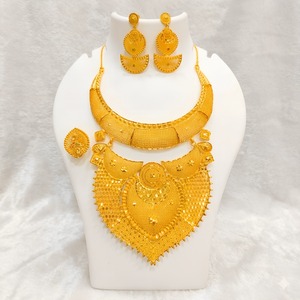Ensemble de bijoux de mariée en alliage de cuivre plaqué or, collier, boucles d'oreilles, bague avec design perlé, bijoux classiques pour femmes - Product Image 5