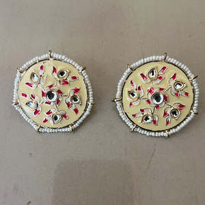 Boucles d'oreilles clous en plaqué rhodium avec pierres Kundan et Meenakari, imitation perle - Motif Paix - Cadeau - Product Image 1