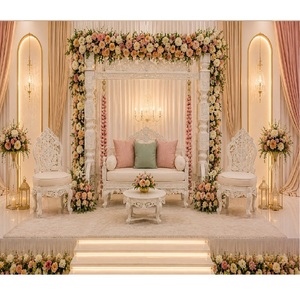 Columpio Blanco para Decoración de Ceremonias de Mehndi y Haldi con Cortinas y Arreglos Florales, Decoración Elegante para Fiestas de Henna, Columpio Jhula - Product Image 1