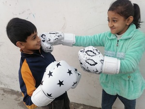 Guantes de Boxeo MMA Blancos de Cuero PU con Diseño de Serpiente, Logotipo Personalizado, Protección UV, Cierre de Velcro para Entrenamiento Profesional - Product Image 3