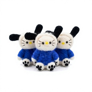 Poupées lapins en feutre de laine 100% certifiée, faites à la main, écologiques, avec pulls bleus, petites décorations de Noël d'intérieur de style dessin animé - Product Image 1