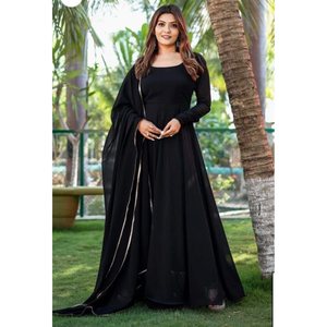 Robe évasée en georgette unie tendance avec dupatta en noir - Product Image 1