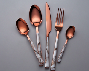 Ensemble de couverts élégants en acier rose doré faits à la main avec manches en résine, parfait pour la maison, les restaurants, les mariages et les fêtes - Product Image 1