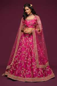 ชุดเลเฮนกาโชลีผ้าชีฟองสีชมพูปักลาย พร้อมผ้าคลุมไหล่ คอทรงเรือ แขนสั้น ทรงเอไลน์ ชุดเพื่อนเจ้าสาว ความยาวระดับพื้น สไตล์คลาสสิก - Product Image 3