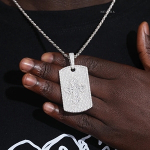 Colgante de Cruz Rectangular de Moissanita Baguette en Plata de Ley 925, Joyería Espiritual Totalmente Engastada en Moissanita - Product Image 3