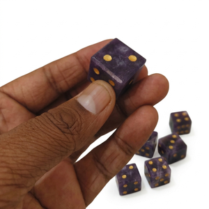 Dés en Lépidolite Naturelle D6 – Pierre Précieuse Gravée – Jeu de Dés Personnalisé - Product Image 4