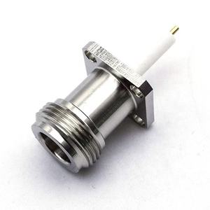 Connecteur RF femelle de type N, à bride carrée de 17,5 mm, avec diélectrique PTFE extra long, 50 Ohms, tout en cuivre, à sertir, pour montage sur panneau - Product Image 1