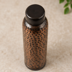 Bouteille en cuivre martelé vintage à patine foncée, bienfaits ayurvédiques, récipient en cuivre pour boissons - Product Image 2
