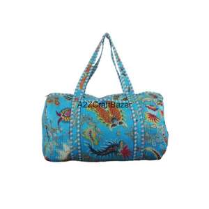 Sac de voyage matelassé en coton biologique fait main avec deux poignées, motif floral matelassé, fermeture ouverte, sac de shopping - Product Image 2