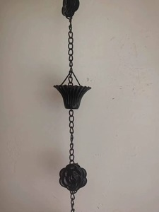 Chaîne de pluie en métal très vendue, qui embellit les espaces extérieurs en alliant art et utilité dans une forme verticale élégante. - Product Image 5