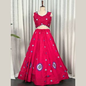Lehenga Choli rose en soie Vichitra brodée, entièrement cousu, avec dupatta, fabriqué par Royal Export. - Product Image 5