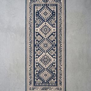 Tapis de couloir Kilim en laine tissé à la main tendance - Tapis de sol tribal géométrique bleu-gris à motifs losanges avec franges, style bohème - Product Image 2