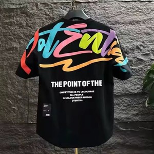 Camiseta Negra de Manga Corta para Hombre con Estampado Colorido, Estilo Urbano, Cuello Redondo, Corte Regular, Transpirable, Tejido de Poliéster y Algodón - Product Image 1