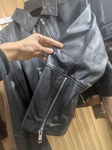 Chaqueta de cuero estilo bomber genuina, totalmente personalizada, con diseño moderno y elegante, cremallera de calidad, para hombre. - Product Image 4