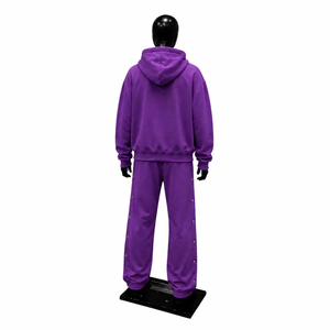 Ensemble de survêtement violet premium, sweat à capuche oversize avec pantalon cargo à clous, tenue streetwear unisexe, style urbain vibrant - Product Image 2