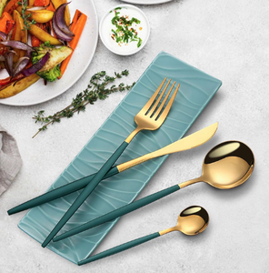 Couteau et cuillère à dessert fabriqués avec des manches peints en cyan foncé et un équilibre ergonomique. Couverts en métal pour mariage. - Product Image 5