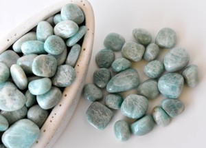 หินอะมาโซไนต์สีเขียวคุณภาพพรีเมียมขายส่ง หินคริสตัลบำบัดสำหรับการทำสมาธิ ตกแต่งบ้าน และของขวัญ - Product Image 2
