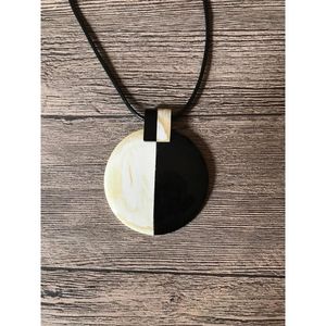 Collier pendentif géométrique moderne sculpté à la main en corne naturelle noire et blanche avec cordon réglable, bijoux unisexe à symboles tribaux - Product Image 1