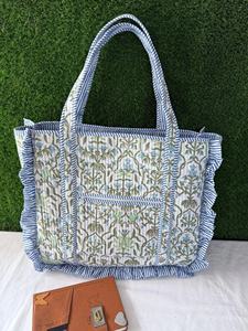 Bolsa de Mano Acolchada de Algodón Hecha a Mano, con Estampado Floral, Reversible, Personalizada, Grande, con Volantes - Product Image 4