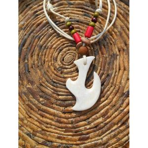 Collar Étnico Bohemio Hecho a Mano con Diseño Tribal de Hueso Tallado, Joyería Artesanal, Regalo - Product Image 2