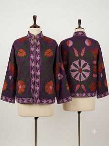 Veste en coton style kimono bohème à fleurs violettes, ouverte sur le devant, faite à la main, inspirée des textiles traditionnels d'Asie centrale, d'inspiration ouzbèque. - Product Image 5
