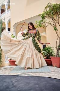 Lehenga Crème en Coton Pur de Créateur avec Dentelle Rubanée et Volants Évasés - Blouse Fantaisie Brodée et Imprimée - Exportateur Indien - Product Image 6