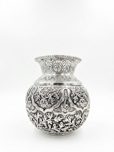 Vase et kalash du patrimoine royal - Product Image 1