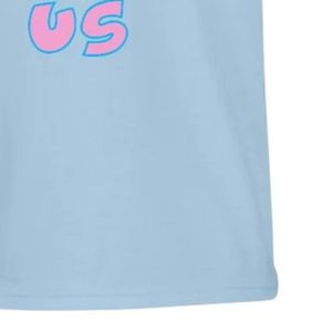 เสื้อยืดแขนสั้นลายกราฟิกสีฟ้าสำหรับวัยรุ่น ลายพิมพ์ตัวอักษรสีชมพูเข้ม "They Not Like Us" คอกลม สไตล์ลำลอง แฟชั่นวัยรุ่น ใส่ได้ทุกวัน - Product Image 4