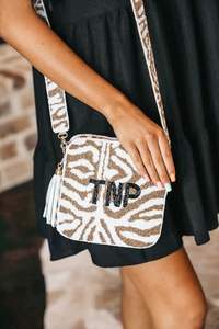 Sac bandoulière tendance brodé de perles motif léopard des neiges, sac à main carré à motif animalier avec sangle léopard gris pour femme - Product Image 4