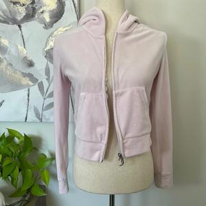 เสื้อฮู้ดดี้สีชมพูประดับโลโก้คริสตัลแบบครอป - Product Image 2