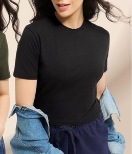 Vente en gros de hauts de mode pour femmes, essentiels au quotidien, coupe ajustée, parfait pour un style décontracté, basique mais de haute qualité. - Product Image 1