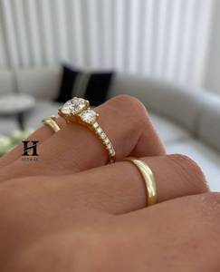 Bague de fiançailles de luxe avec diamant de laboratoire rond brillant de 2 carats, trois pierres, avec diamants latéraux ronds, certifiée - Product Image 3