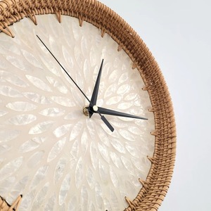 Horloge murale ronde en rotin et nacre pour salon et chambre à coucher, ajoute une touche naturelle et élégante à la décoration intérieure, provenant d'Inde. - Product Image 6