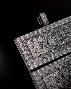 จี้เพชรโมอิสซาไนต์ทรงบาแกตต์แบบ Iced Out พร้อมตัวอักษรชื่อ  ทำจากเงินแท้ 925 ดีไซน์หรูหรา สไตล์ฮิปฮอป แร็ปเปอร์  ประดับเพชร  ผ่านการทดสอบคุณภาพเพชร - Product Image 3