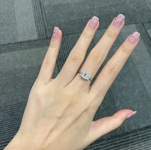 แหวนหมั้นเพชรทรงเหลี่ยมมรกต 3.0 กะรัต เพชร CVD สามเม็ด ทอง 14K เพชรเพาะเลี้ยงในห้องปฏิบัติการ แหวนแต่งงานและขอแต่งงานสำหรับผู้หญิง - Product Image 5