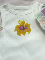 Top corto de algodón acanalado blanco personalizable con bordado de cuentas y parche de flor de orquídea amarilla para mujer, ropa de moda de verano.