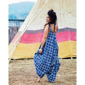 Robe longue bohème bleue imprimée pour femme, sans manches, à ourlet asymétrique, robe d'été décontractée, tenue de festival - Product Image 2