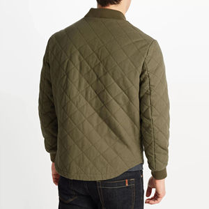 เสื้อแจ็คเก็ตบอมเบอร์ผู้ชายคุณภาพสูง ผ้าแคนวาส คอตั้ง ระบายอากาศ กันลม เป็นมิตรกับสิ่งแวดล้อม สำหรับฤดูหนาว พร้อมโลโก้ด้านหน้าและซิปปิด - Product Image 3