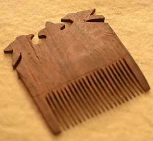 หวีไม้ธรรมชาติขัดเงาคุณภาพพรีเมียมจาก Lodi Impex ดีไซน์วินเทจ ทำด้วยมือ เป็นมิตรกับสิ่งแวดล้อม ทนทาน เหมาะสำหรับร้านเสริมสวย สวยหรู ทันสมัย - Product Image 3