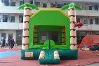 Structure gonflable palmier avec toboggan, parcours de jeux, piste de course, château de saut extérieur décoré, petite machine distributrice, carnaval