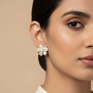 ต่างหูรูปดอกไม้มุกสีขาวพร้อมเคลือบเปลือกหอยสำหรับเครื่องประดับแฟชั่นสตรี - Product Image 4