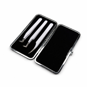 KAAMIR INSTRUMENTS Juego Profesional de 5 Pinzas para Extensión de Pestañas Blancas con Logotipo Personalizado, Agarre de Diamante, Acero Inoxidable, 90 Grados - Product Image 2